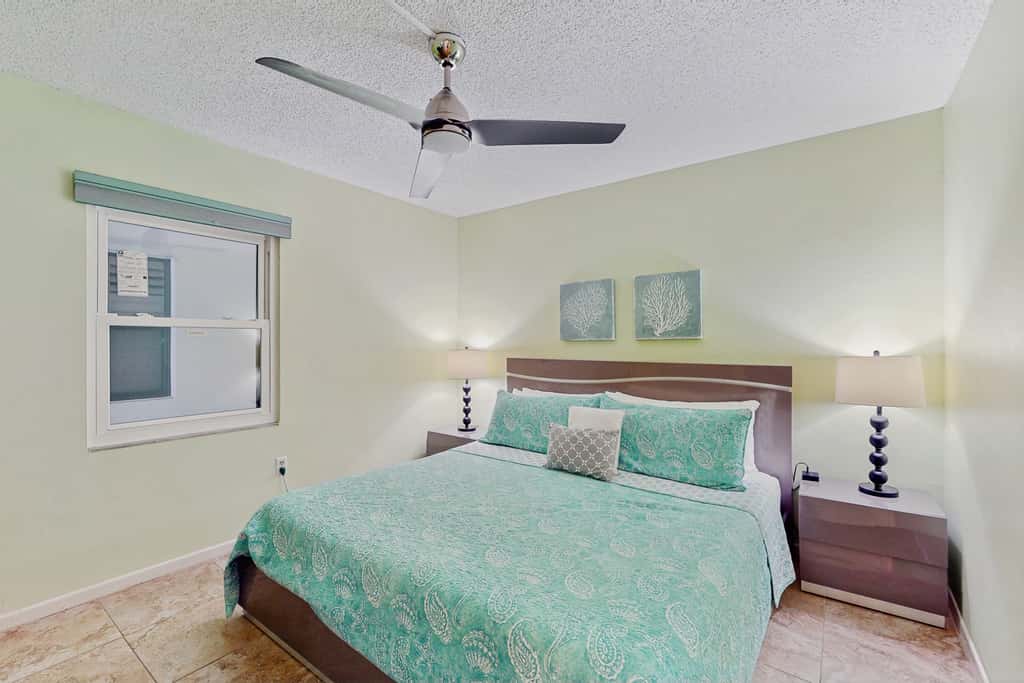 Snowbird friendly oceanfront gem with WiFi AC access to pool hot tub and dock