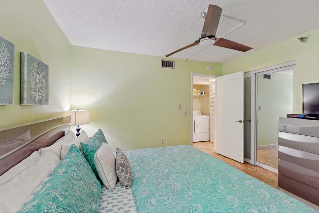 Snowbird friendly oceanfront gem with WiFi AC access to pool hot tub and dock