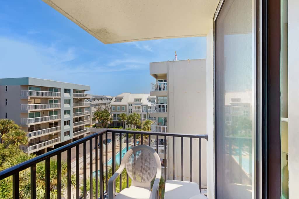 Snowbird friendly oceanfront gem with WiFi AC access to pool hot tub and dock