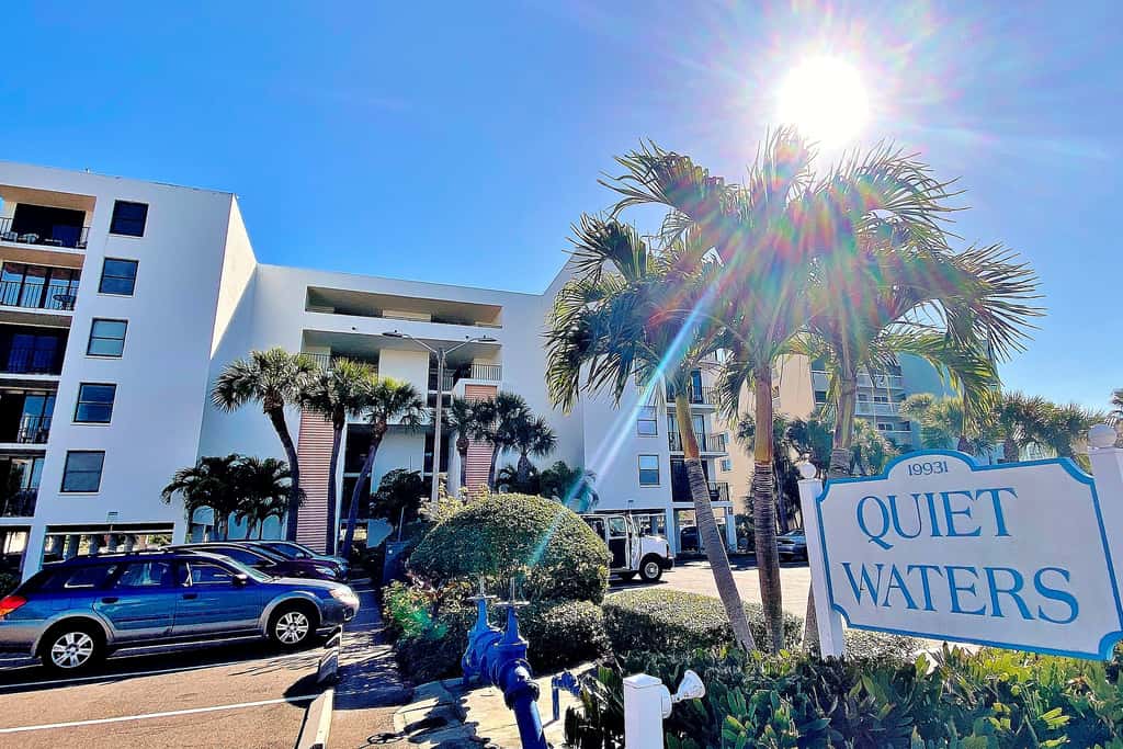 Snowbird friendly oceanfront gem with WiFi AC access to pool hot tub and dock