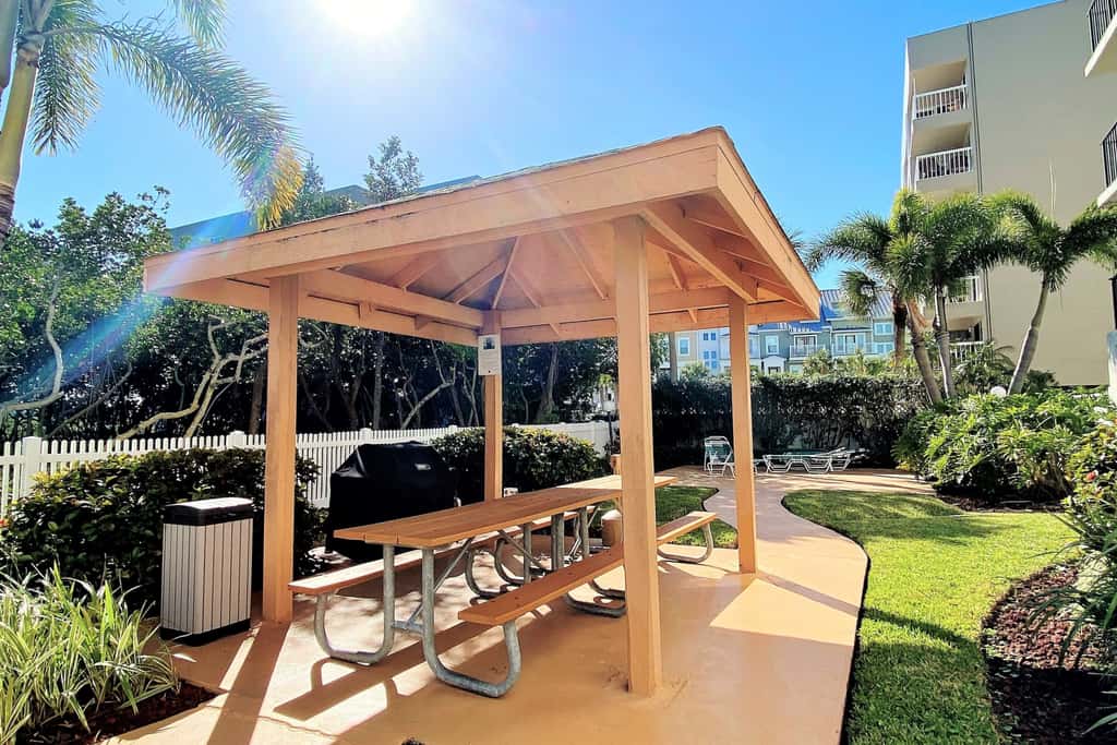 Snowbird friendly oceanfront gem with WiFi AC access to pool hot tub and dock