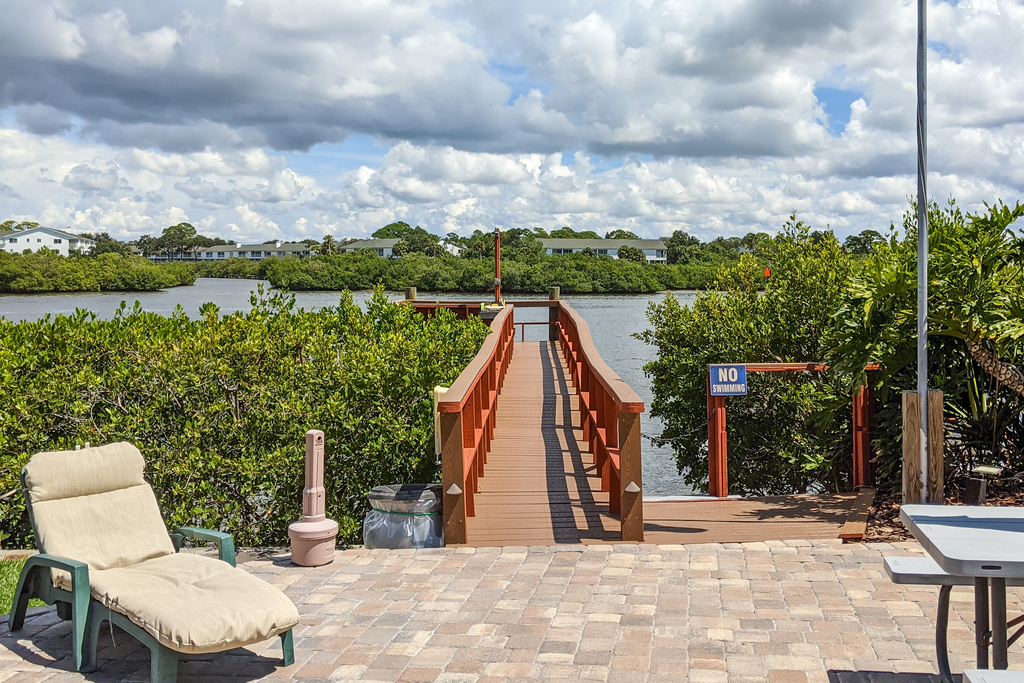 Lovely waterfront townhouse with pool fast WiFi central AC and washer dryer