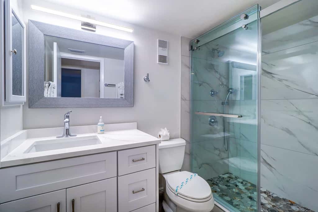 Beachfront condo with pool tennis court and AC Dog friendly