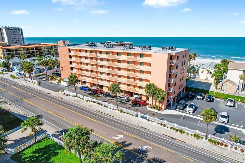 Beachfront condo with pool tennis court and AC Dog friendly