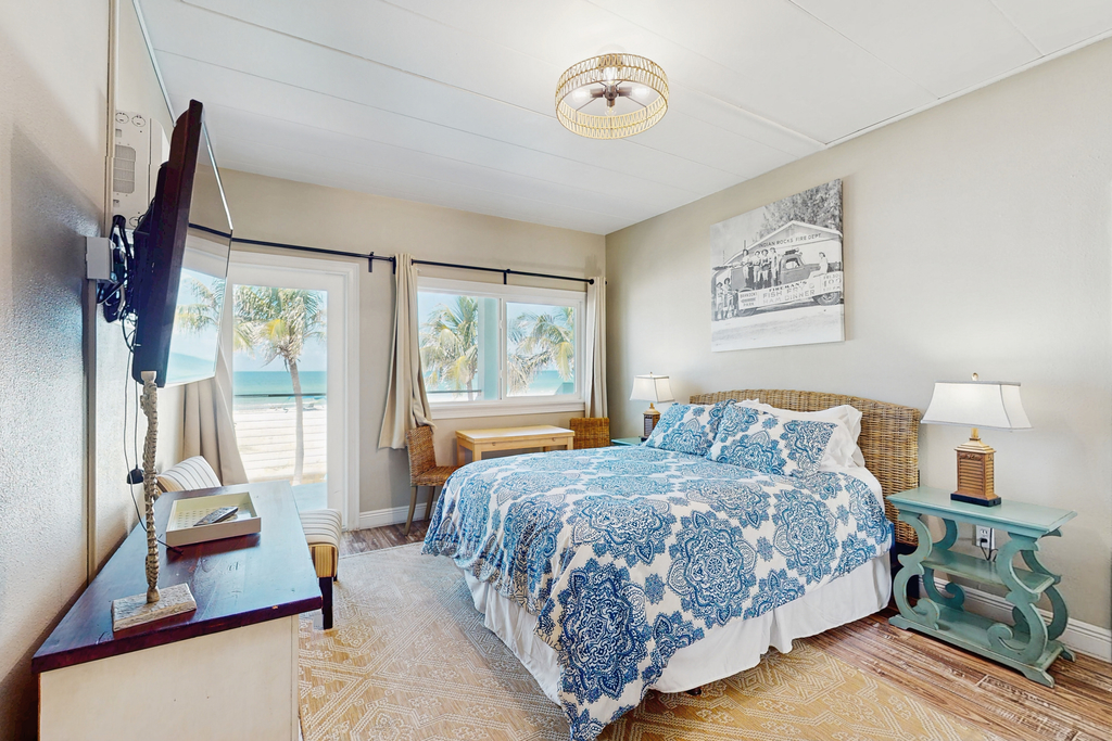 Beachfront condo top floor Gulf views full kitchen and central AC