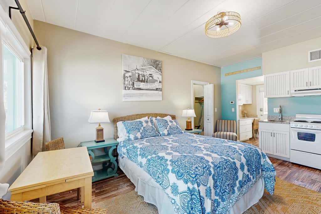 Beachfront condo top floor Gulf views full kitchen and central AC