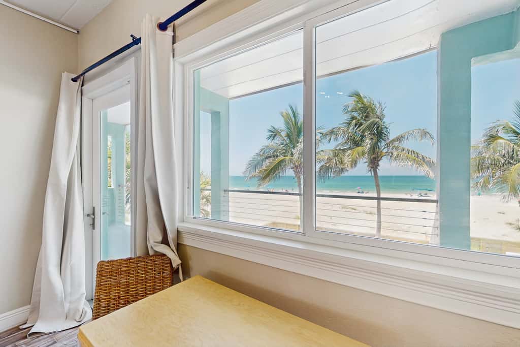 Beachfront condo top floor Gulf views full kitchen and central AC