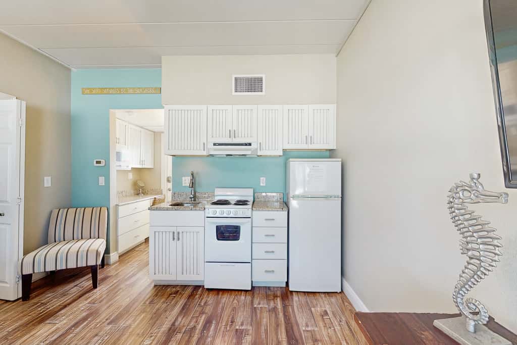 Beachfront condo top floor Gulf views full kitchen and central AC