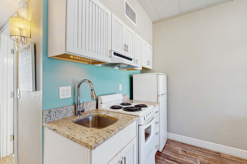Beachfront condo top floor Gulf views full kitchen and central AC