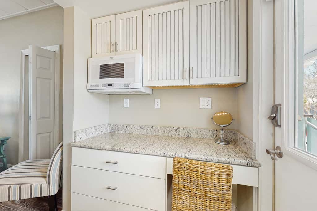 Beachfront condo top floor Gulf views full kitchen and central AC