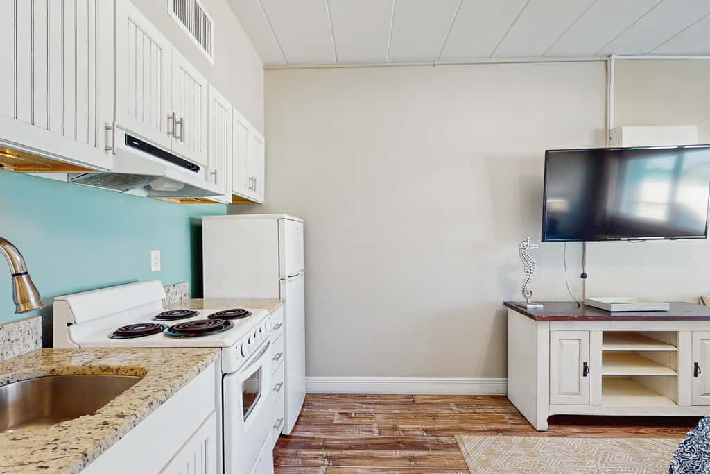 Beachfront condo top floor Gulf views full kitchen and central AC