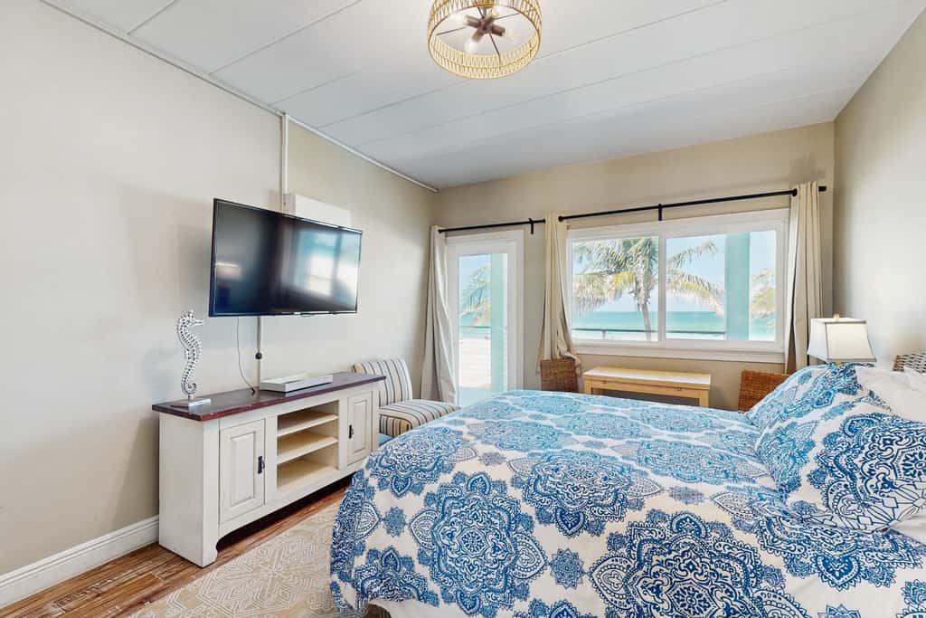 Beachfront condo top floor Gulf views full kitchen and central AC