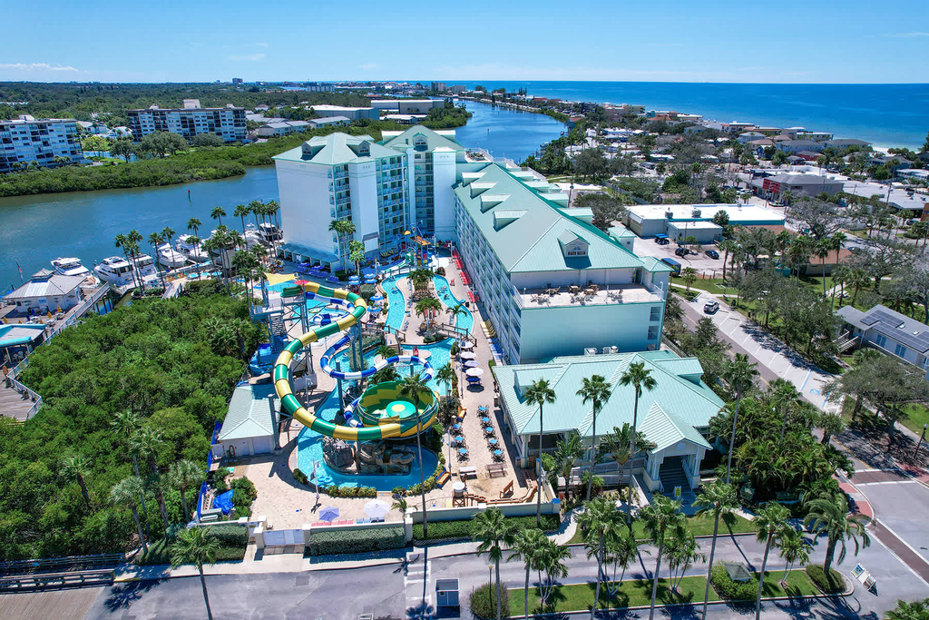 Stylish snowbird friendly condo near the beach with AC and WD dog friendly