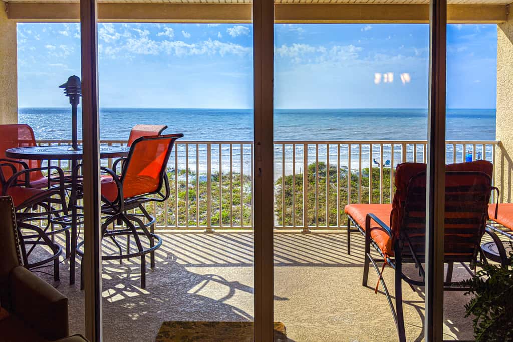 Cozy beachside condo with pool and hot tub walk to restaurants