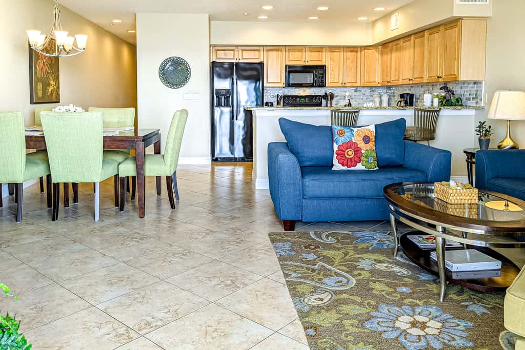 Cozy beachside condo with pool and hot tub walk to restaurants