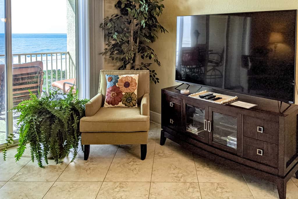 Cozy beachside condo with pool and hot tub walk to restaurants