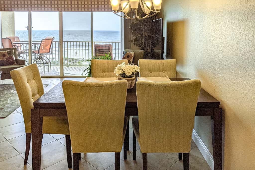 Cozy beachside condo with pool and hot tub walk to restaurants
