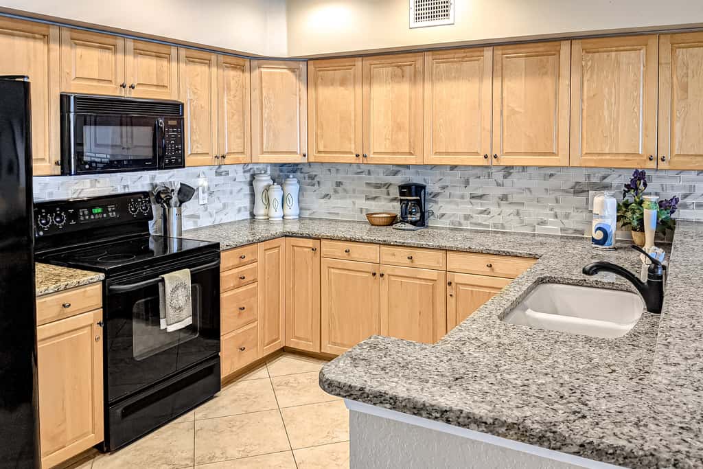 Cozy beachside condo with pool and hot tub walk to restaurants