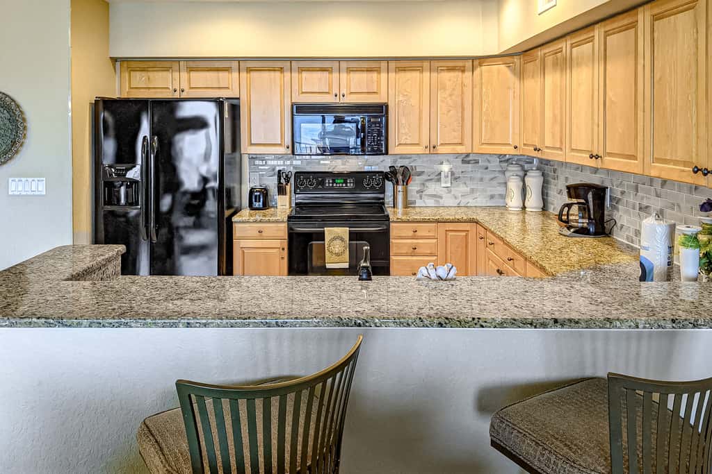Cozy beachside condo with pool and hot tub walk to restaurants