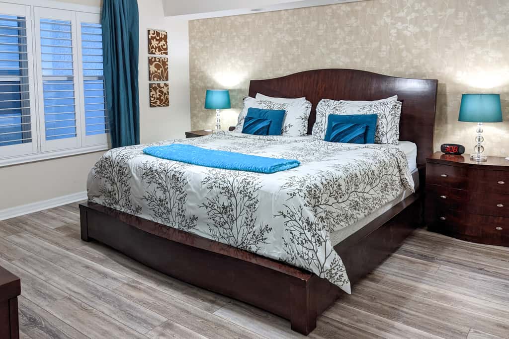 Cozy beachside condo with pool and hot tub walk to restaurants