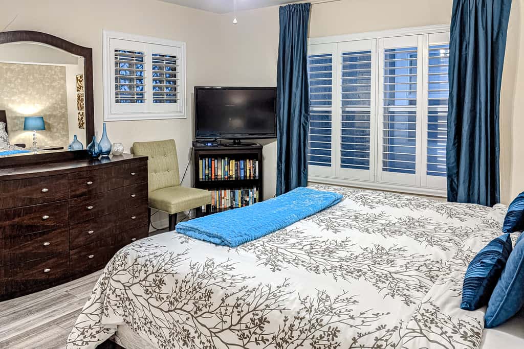 Cozy beachside condo with pool and hot tub walk to restaurants