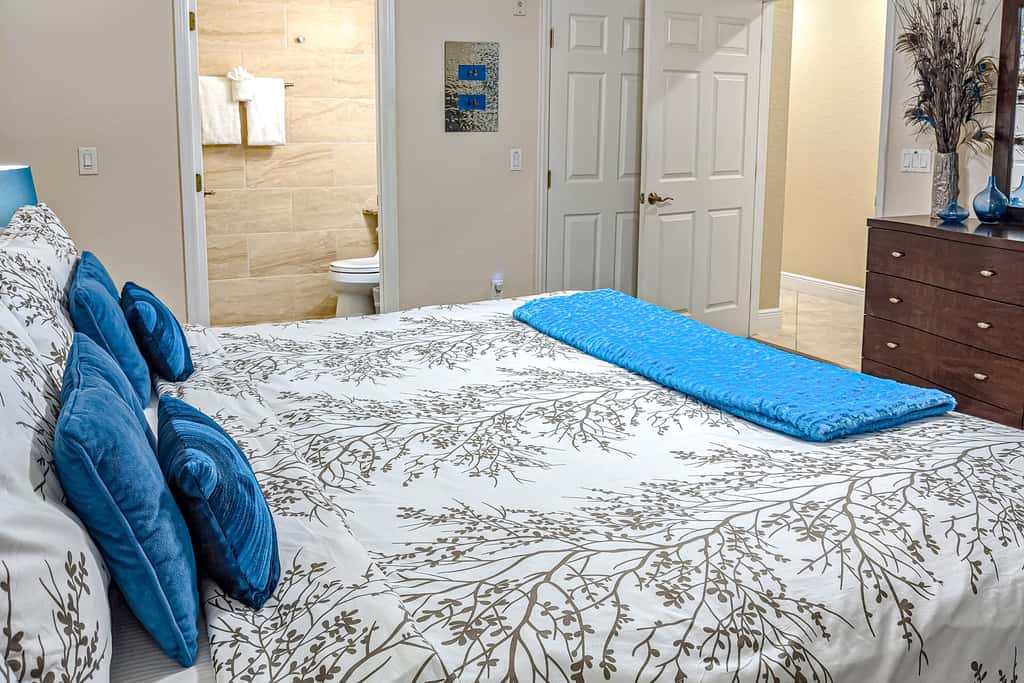 Cozy beachside condo with pool and hot tub walk to restaurants