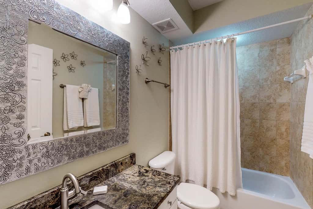 Cozy beachside condo with pool and hot tub walk to restaurants
