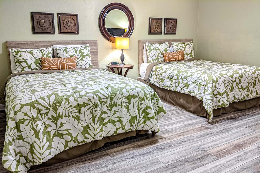 Cozy beachside condo with pool and hot tub walk to restaurants