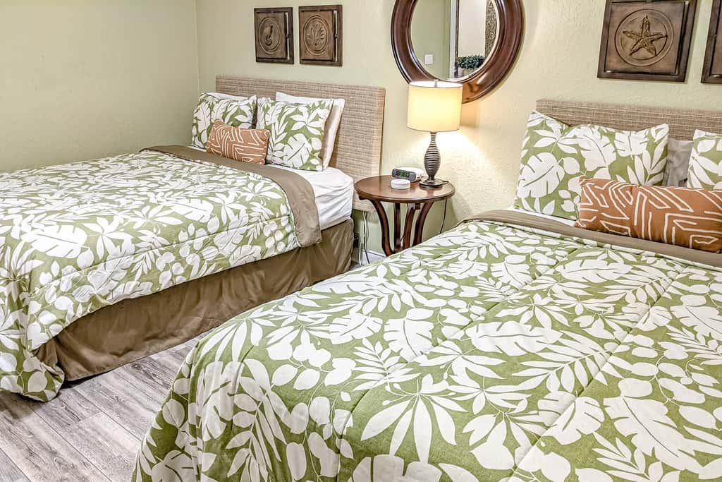 Cozy beachside condo with pool and hot tub walk to restaurants