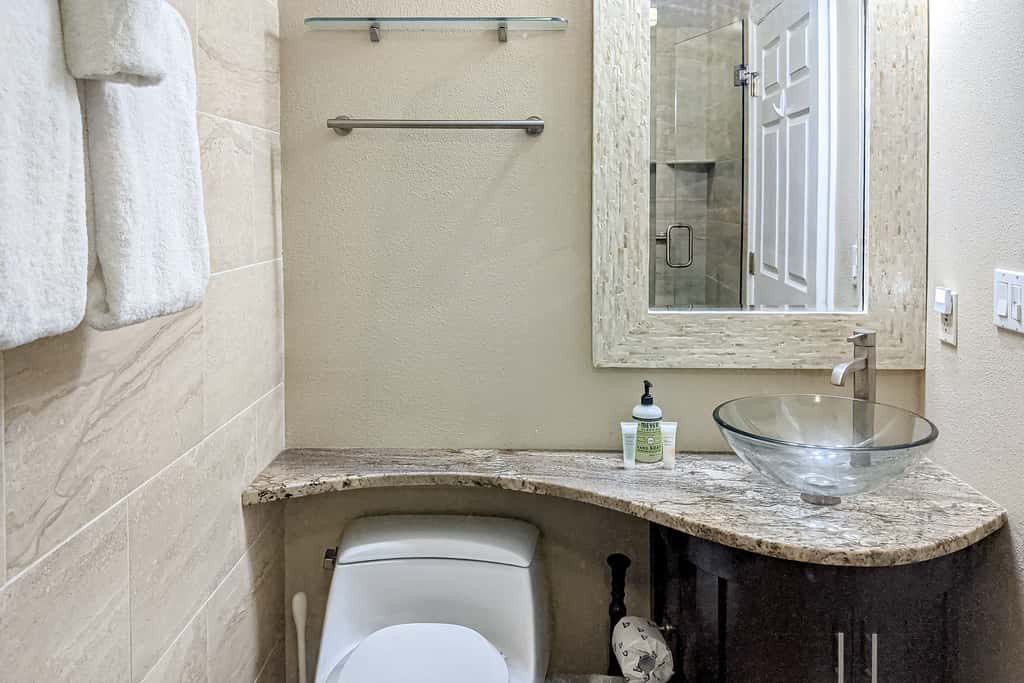 Cozy beachside condo with pool and hot tub walk to restaurants