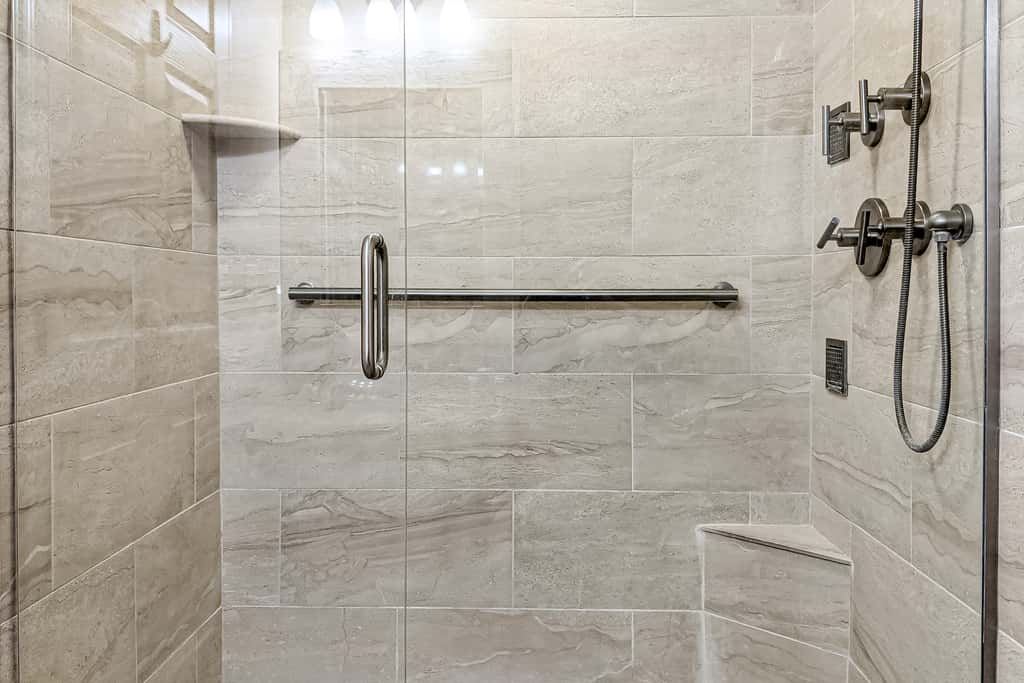 Cozy beachside condo with pool and hot tub walk to restaurants