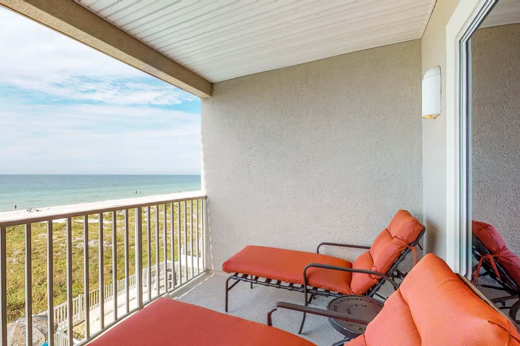 Cozy beachside condo with pool and hot tub walk to restaurants