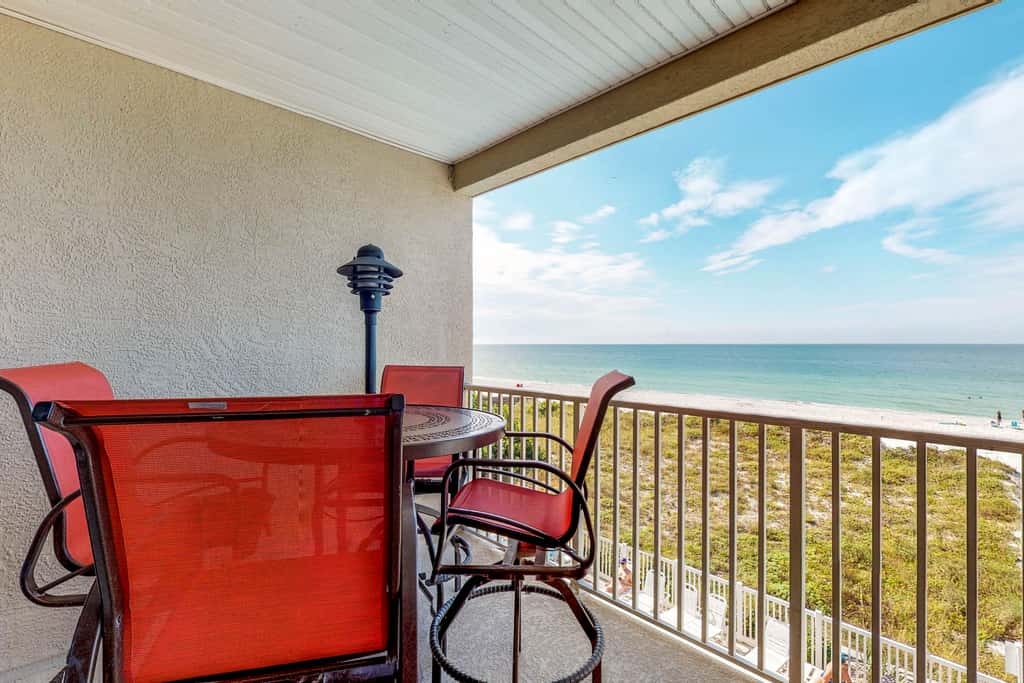 Cozy beachside condo with pool and hot tub walk to restaurants