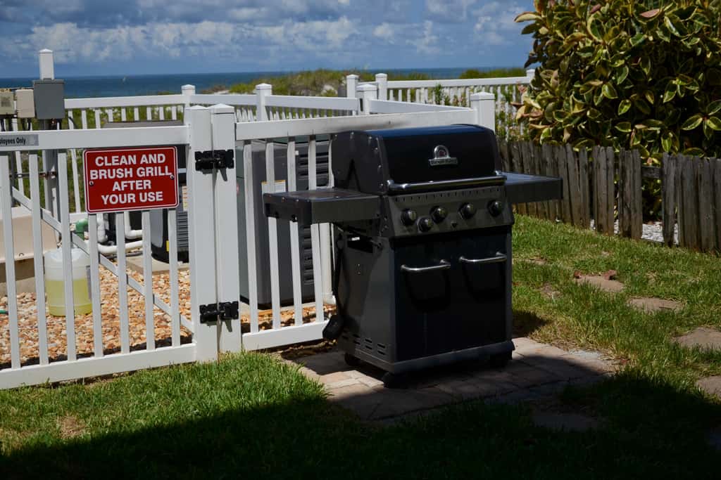 Cozy beachside condo with pool and hot tub walk to restaurants