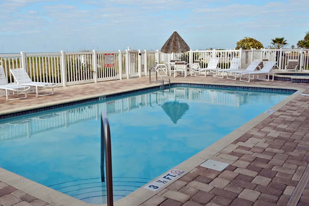 Cozy beachside condo with pool and hot tub walk to restaurants