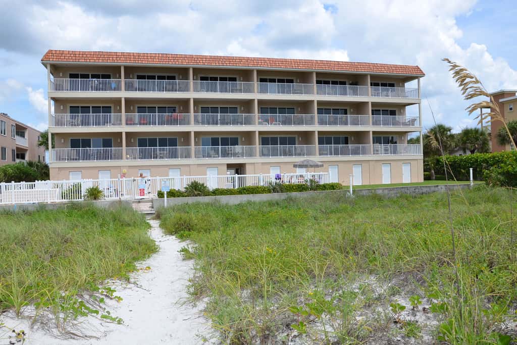 Cozy beachside condo with pool and hot tub walk to restaurants