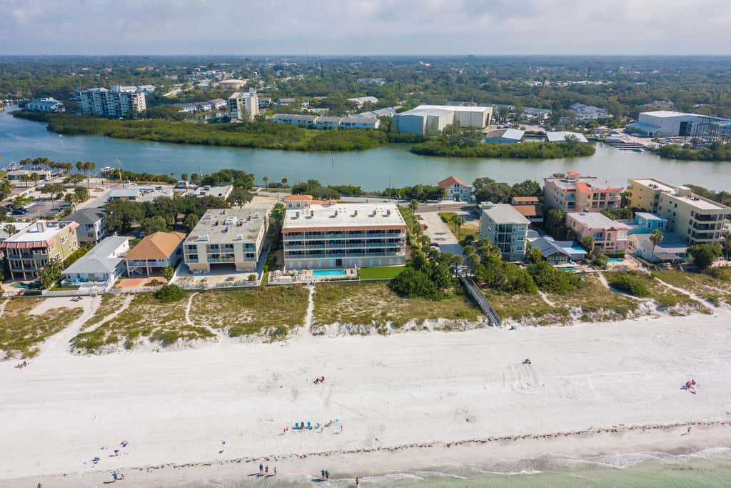 Cozy beachside condo with pool and hot tub walk to restaurants