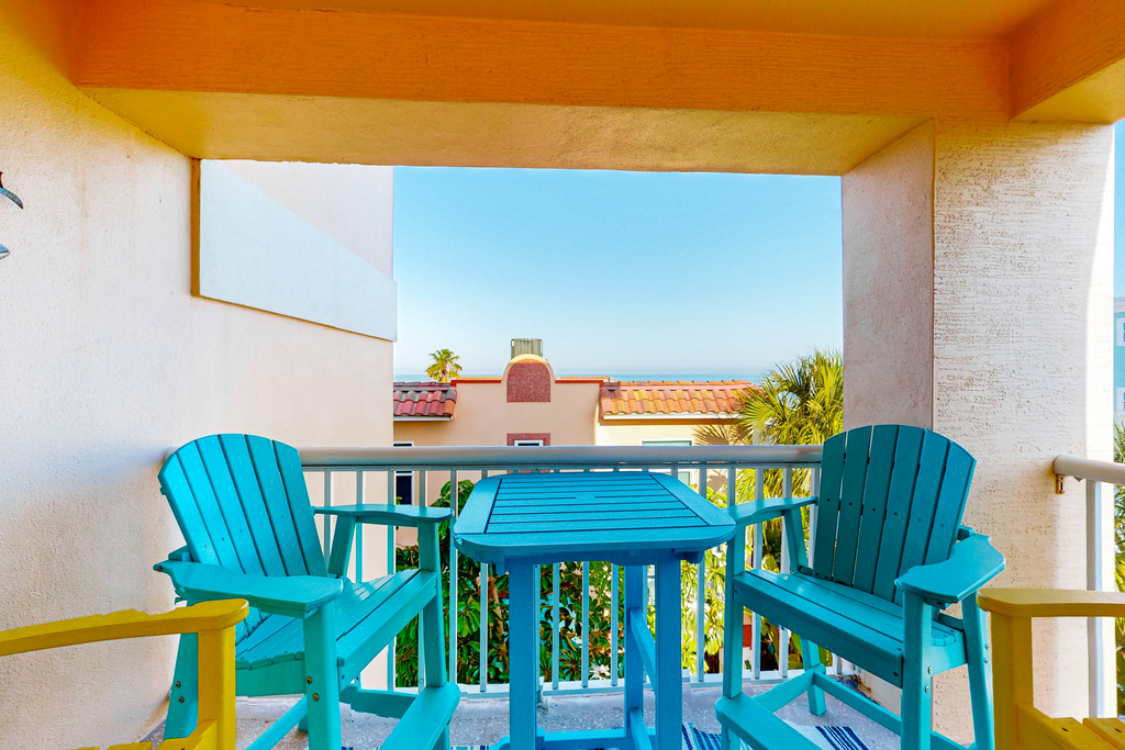 Oceanfront condo with Shared Pool Ocean View High Speed WiFi and Central AC
