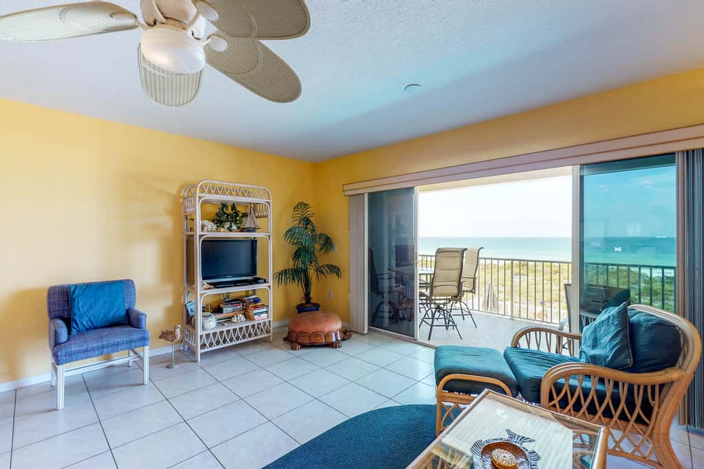 Beachfront condo with washer dryer pool and hot tub dog friendly