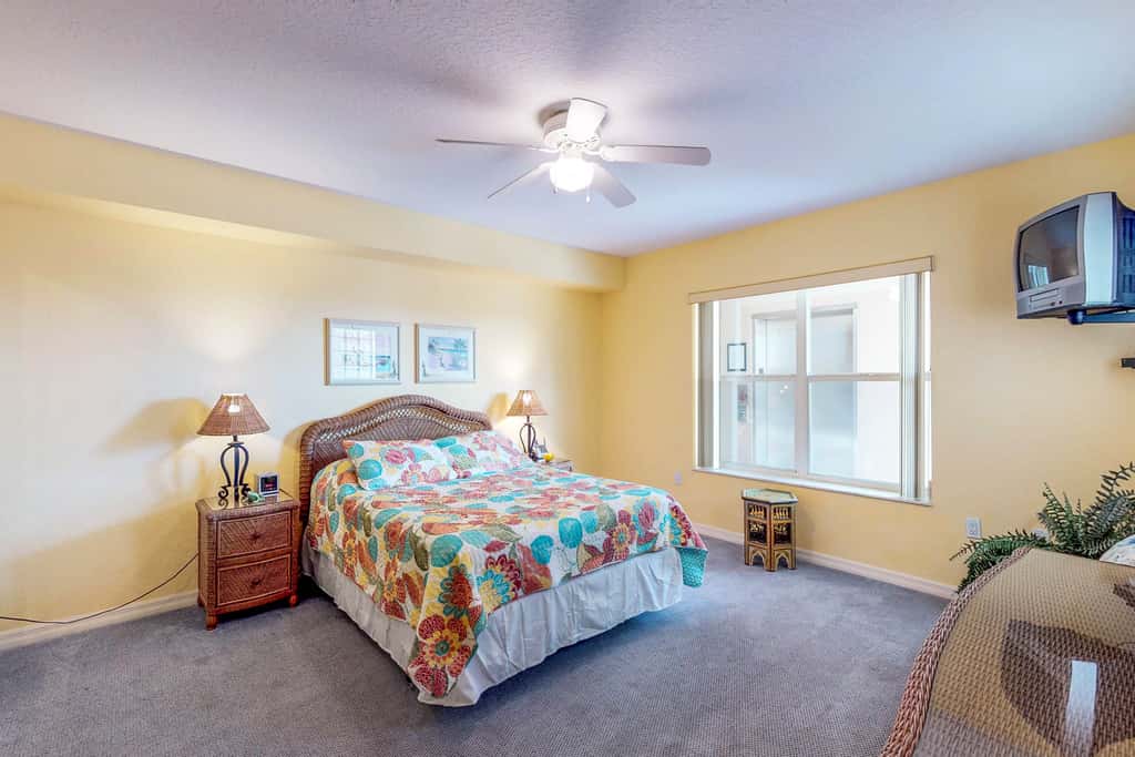 Beachfront condo with washer dryer pool and hot tub dog friendly