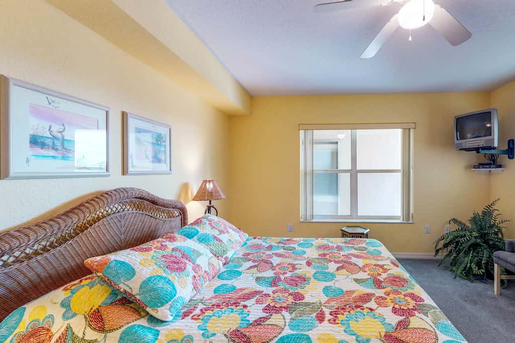 Beachfront condo with washer dryer pool and hot tub dog friendly