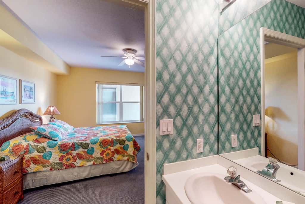 Beachfront condo with washer dryer pool and hot tub dog friendly