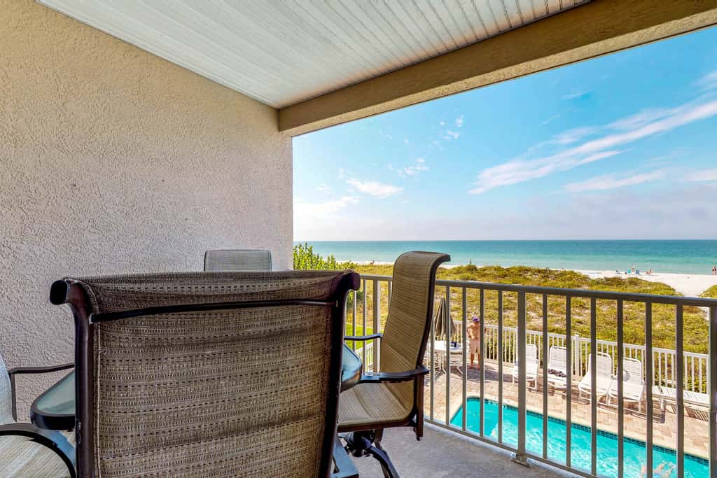 Beachfront condo with washer dryer pool and hot tub dog friendly