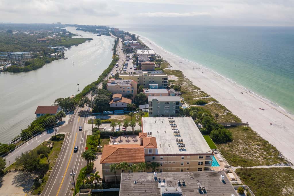 Beachfront condo with washer dryer pool and hot tub dog friendly