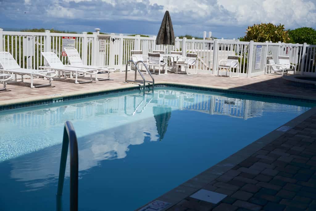 Beachfront condo with washer dryer pool and hot tub dog friendly