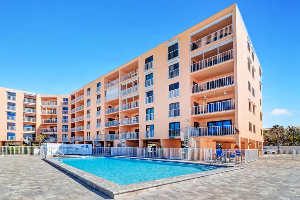 Bright and recently redone condo hot tub pool and tennis direct beach access