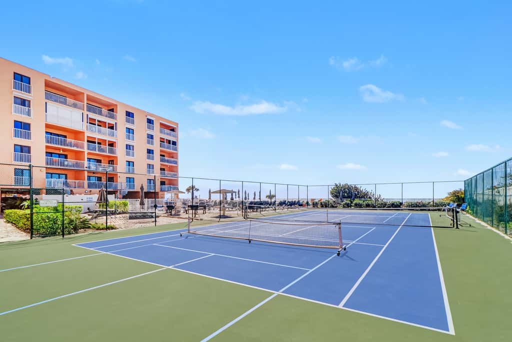 Bright and recently redone condo hot tub pool and tennis direct beach access