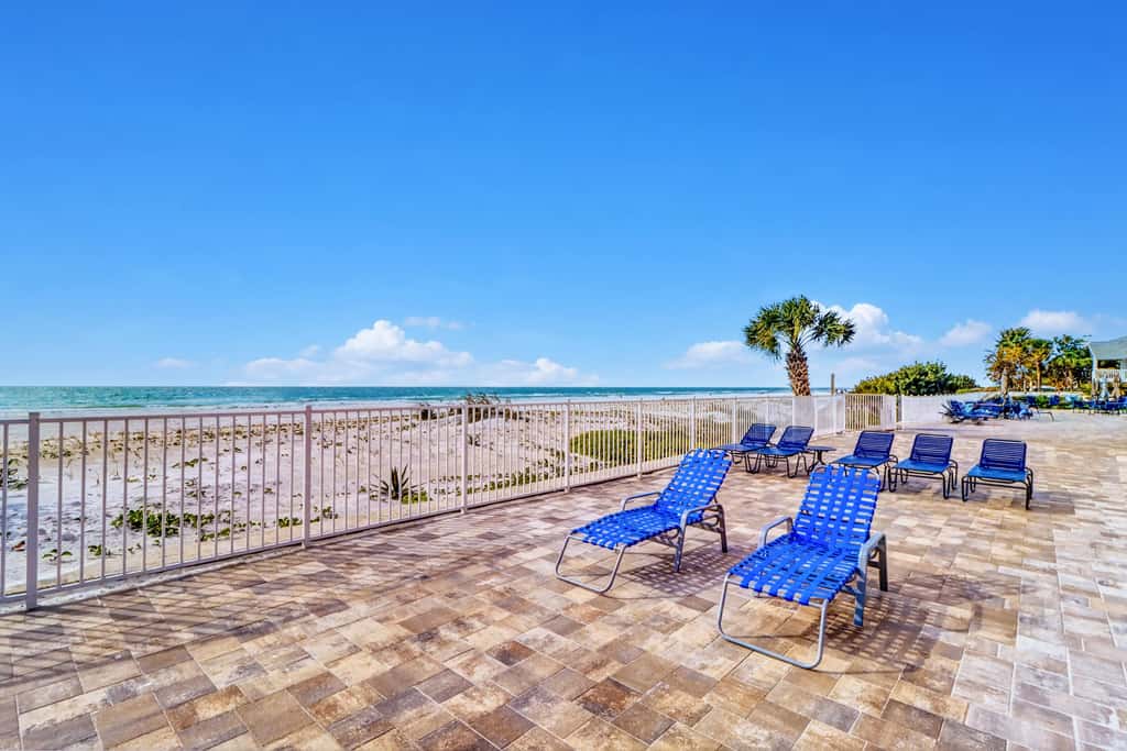 Bright and recently redone condo hot tub pool and tennis direct beach access