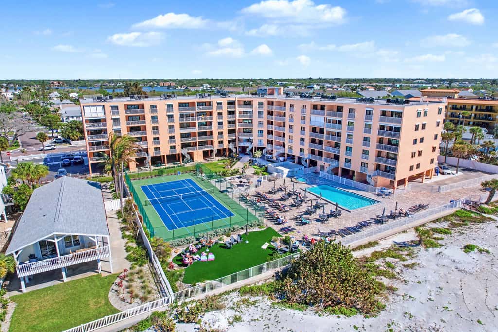 Bright and recently redone condo hot tub pool and tennis direct beach access