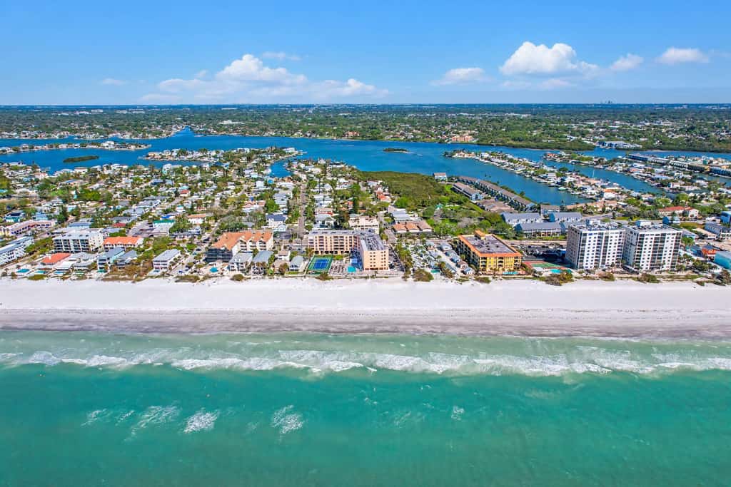 Bright and recently redone condo hot tub pool and tennis direct beach access